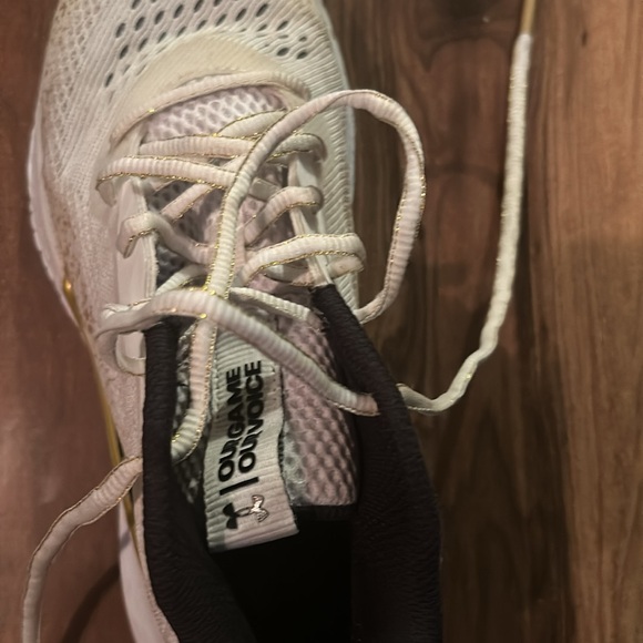 Basketball shoes - Picture 3 of 4